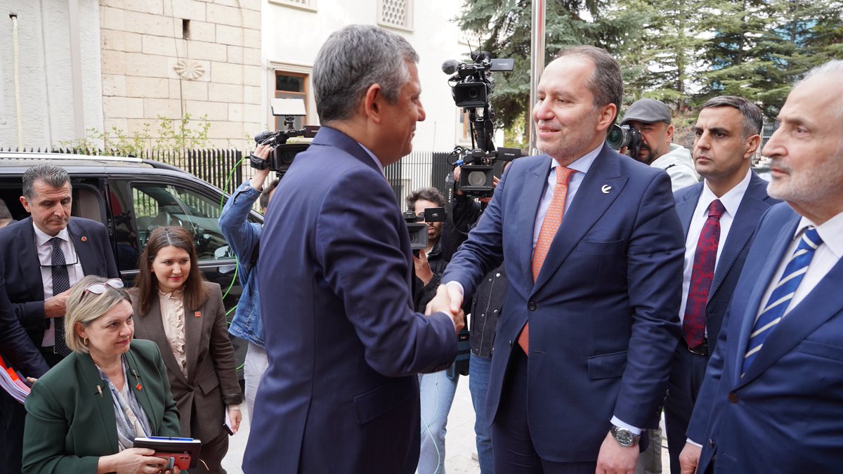 Cumhuriyet Halk Partisi Genel Başkanı Sayın Özgür Özel, beraberindeki heyetle birlikte ziyarette bulundular. Görüşmemizde güncel siyasi konular ele alındı. Nazik ziyaretleri için kendilerine teşekkür ediyoruz.