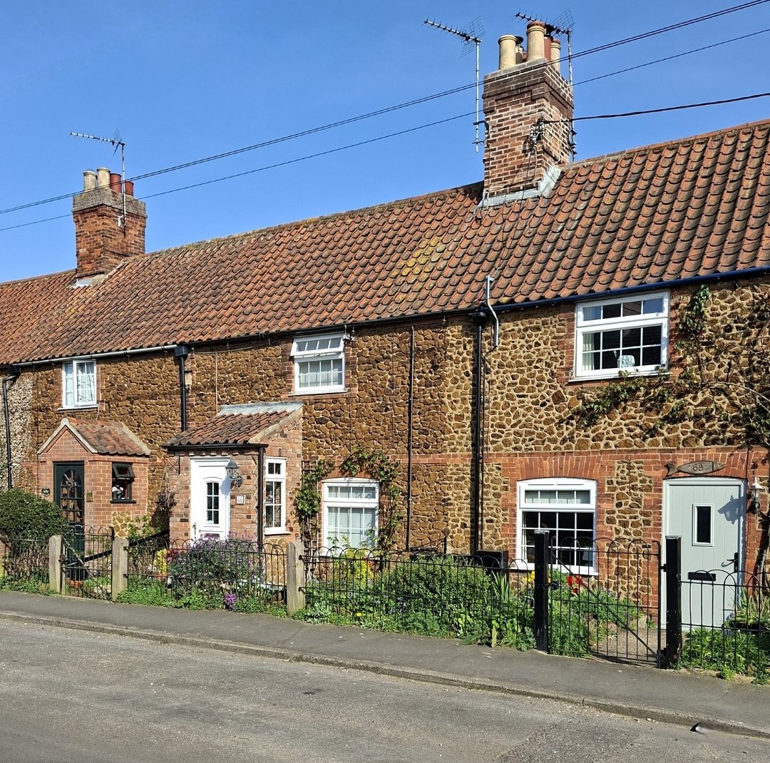 mycathardy's tweet image. Pretty cottages on Heacham High Street #cottages #village