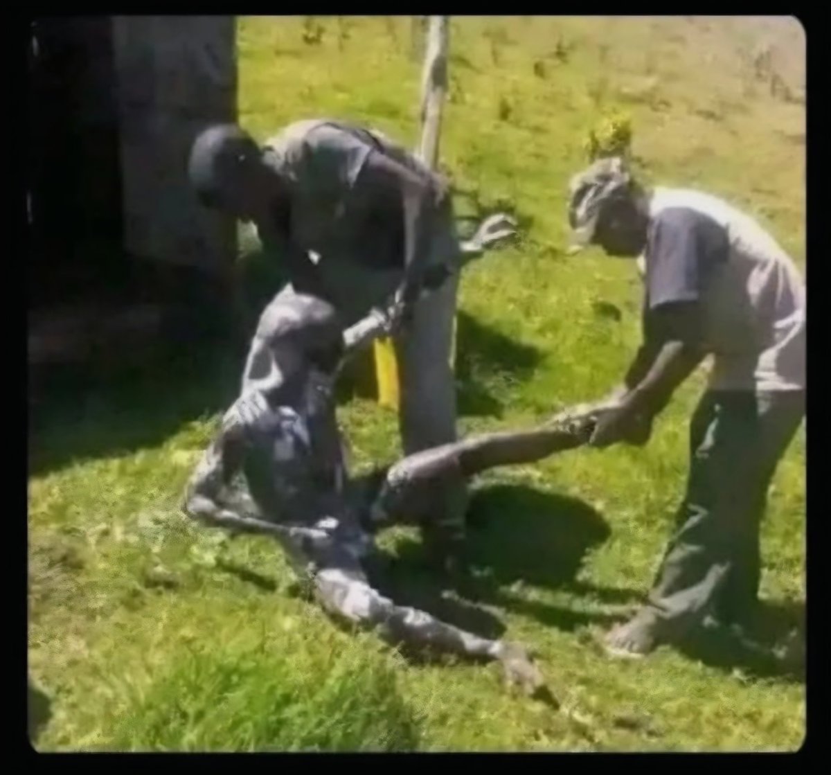 Githerix's tweet photo. Me: Hawa ni majamaa wangu hawawezi kuniosha na deni.
Few moments later : 😂😂💔 https://t.co/HgwBS11GuL