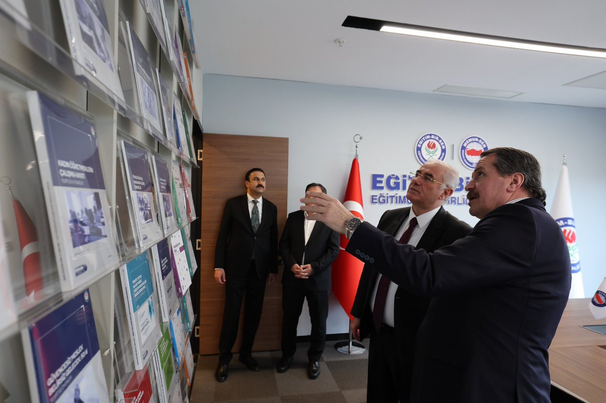 _aliyalcin_'s tweet photo. Kamu Başdenetçisi Mehmet Akarca Konfederasyonumuzu Ziyaret Etti

Çalışma hayatı ve kamu gündemine ilişkin karşılıklı değerlendirmelerde bulunduk. Sendikal hareket olarak Ombudsmanlığın önemini biliyor, hak arama konusunda işlevini görüyoruz.
 
Ombudsman Sn.Akarca’nın, Genel Sekreter Sn.Mehmet Doğan ile birlikte gerçekleştirdiği ziyarette Memur-Sen Genel Başkan Yardımcımız ve Diyanet-Sen Genel Başkanımız Ali Yıldız kabule eşlik etti.

Sn.Akarca’ya ziyareti ve takdim ettiği Kamu Denetçiliği Kurumu rapor ve yayınlarından oluşan set için teşekkür ediyorum.

@TRombudsman