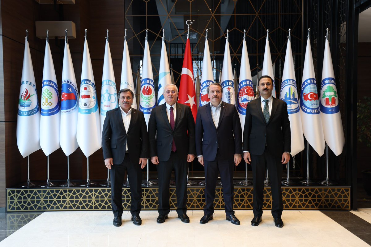 _aliyalcin_'s tweet photo. Kamu Başdenetçisi Mehmet Akarca Konfederasyonumuzu Ziyaret Etti

Çalışma hayatı ve kamu gündemine ilişkin karşılıklı değerlendirmelerde bulunduk. Sendikal hareket olarak Ombudsmanlığın önemini biliyor, hak arama konusunda işlevini görüyoruz.
 
Ombudsman Sn.Akarca’nın, Genel Sekreter Sn.Mehmet Doğan ile birlikte gerçekleştirdiği ziyarette Memur-Sen Genel Başkan Yardımcımız ve Diyanet-Sen Genel Başkanımız Ali Yıldız kabule eşlik etti.

Sn.Akarca’ya ziyareti ve takdim ettiği Kamu Denetçiliği Kurumu rapor ve yayınlarından oluşan set için teşekkür ediyorum.

@TRombudsman