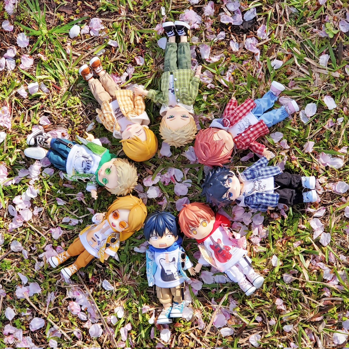 原本去海之中道睇花時影旅行團大合照，點知大風到wwwww,所以就馬上改變策略🙈
好在coser表示合照可以有好多方法都影到，唔洗一定排排企🤣

海の中道海浜公園🌸
風がとても強かったので、グループ写真を撮るにはこの方法しかなかったんです🙈