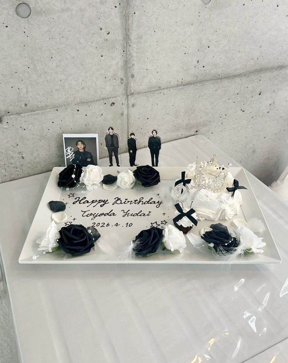 𝓡 🎀 tweet media