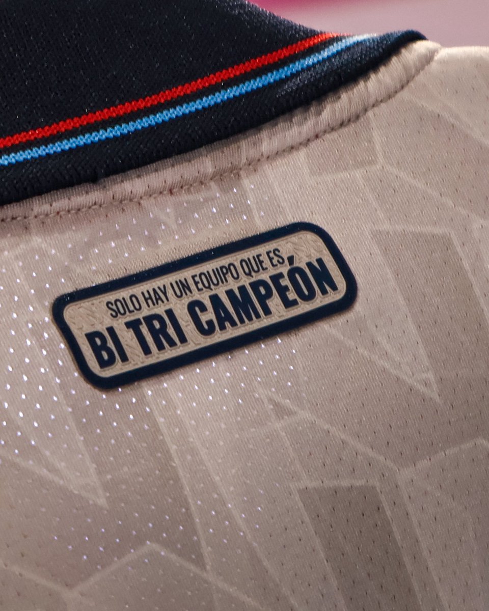elnacionalec's tweet photo. Hincha Criollo, acompaña al único Bi Tri campeón vistiendo nuestros colores, encuéntrala en @kaosportec del @BomboliShopping 

Vístete de rojo 🔴 y alienta desde el corazón 

#ElNacional #BiTri https://t.co/0Ms9JSa3WV