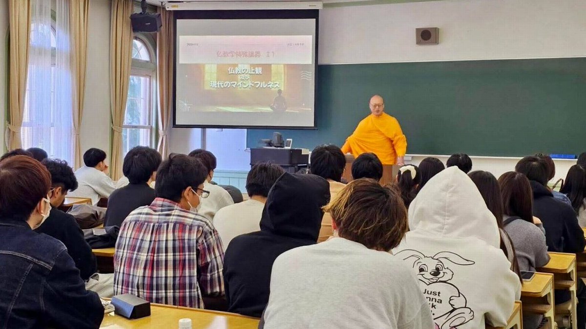 XBomberThailand's tweet photo. 龍谷大学、授業にタイ僧侶による瞑想コースを導入。70人超が受講。
#タイ僧侶 #瞑想 #龍谷大学 

 https://t.co/zsXGjWMWUY https://t.co/ncRsYIRb2f