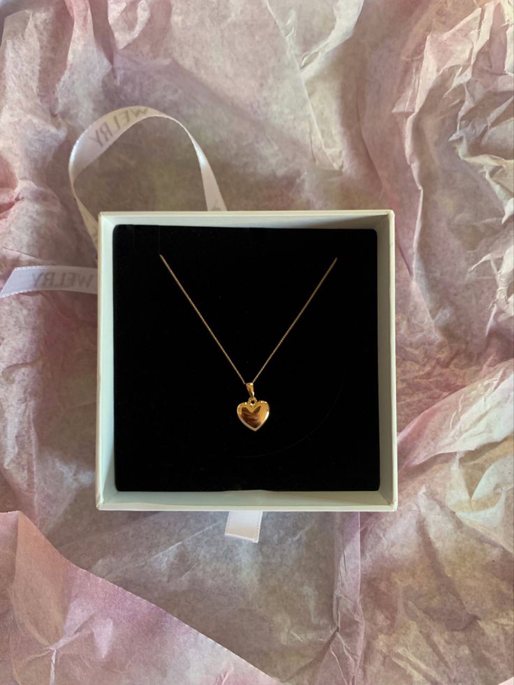 ( <a href="/BABYAGNT/">ᅠ𝑬. 𝓢𝐓𝐄𝐑𝐋𝐈𝐍𝐆</a> ) 

Hizo uso de sus horas libres para organizar un almuerzo en un restaurante bonito para celebrar el cumpleaños de Sterling.  Cuando llegó ella ya estaba sentada así que avanzó a la mesa y dejó la cajita.

— Feliz cumpleaños, lamento llegar tarde —