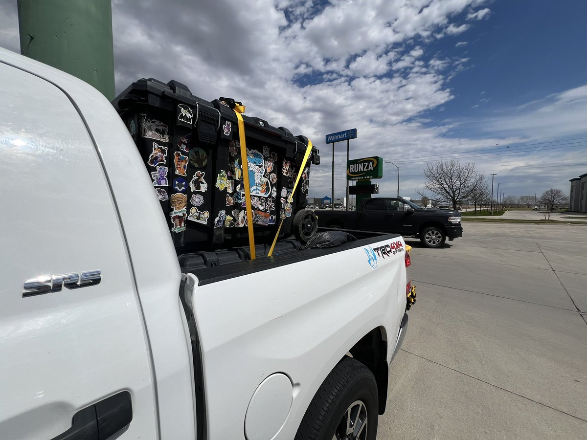 Cinux Buttcurl tweet media