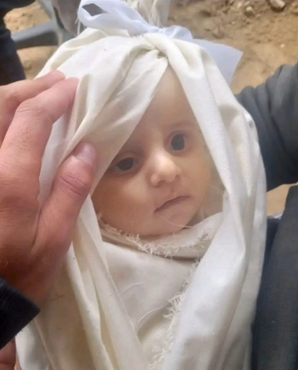ABBASSALIM75811's tweet photo. هل هذا الطفل في حزب الله ام مع الحرس الثوري ام مع الحشد الشعبي ام مع الحوثين لكي يستشهد وهوهُ لم يشبع حتى من حليب أمهُ وليس من الدنيا . 

العرب بيعو عروبتكم في سوق الجواري فأنتم عار عليها . https://t.co/pQhHiiS0bS