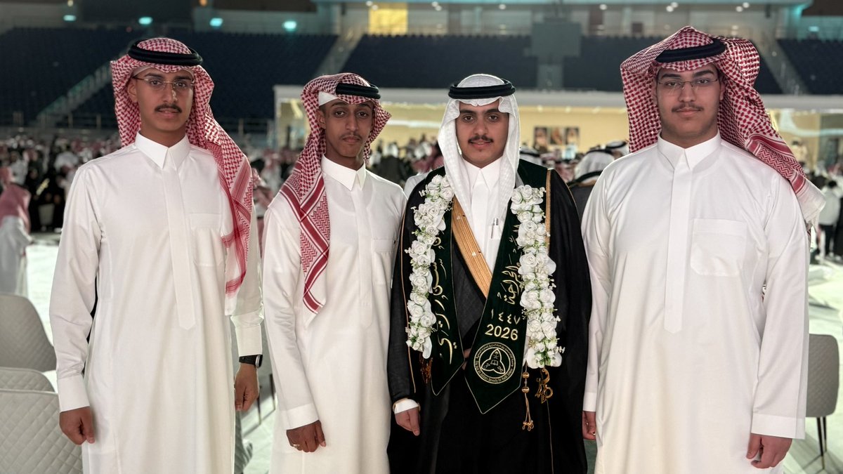 YZN67's tweet photo. الحمدُ للهِ الذي ما انتهى دربّ إلا بفضلِه، ولا تمَّ سعيّ إلا بعونِه.

تمّ بحمدِ الله وفضله تخرّجى من كلية الطب والجراحة بجامعة الملك سعود بن عبدالعزيز للعلوم الصحية بتقدير ممتاز مع مرتبة الشرف.

سائلا الله أن يبارك فيما مضى، ويكتب التوفيق فيما هو آت. https://t.co/wf8I06Mh0y