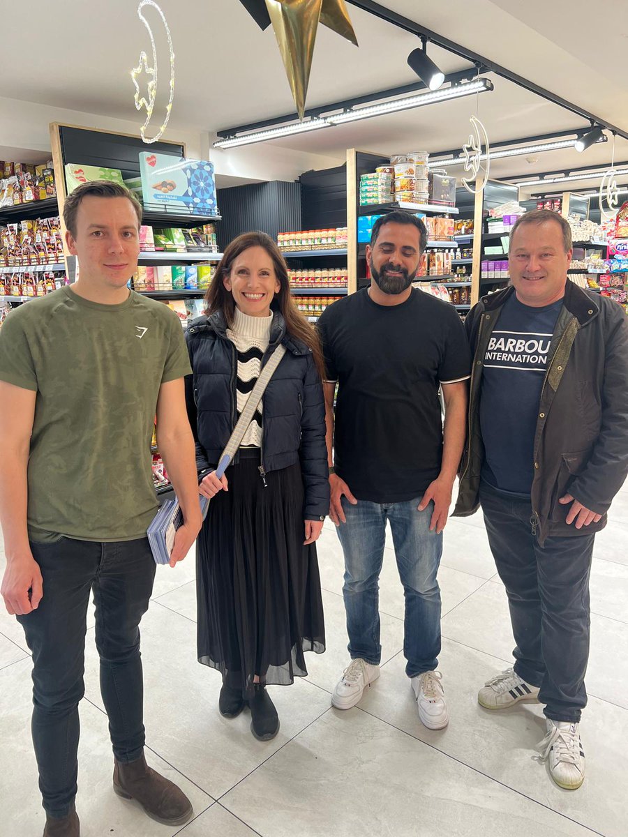 Rob_n3wmalden's tweet image. It was great to welcome back our good friend @AphraBrandreth MP to Motspur Park and Old Malden East this afternoon talking to local residents and businesses about our plan to deliver a #FreshStart and turn the page on four years of Lib Dem neglect.

Just 28 days until #LE2026! 💪