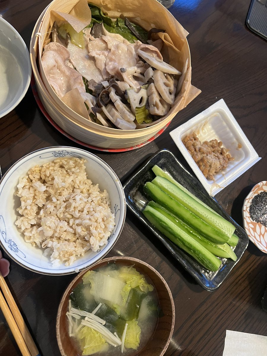 moon_wellbeing's tweet photo. すごい適当な写真で申し訳ないのですが...
(納豆パックのままだし😅)

この前日本で買ってきた蒸籠が
本当に便利でなんでもっと早く買わなかったんだろう、って後悔してます

#海外生活
#自炊記録 https://t.co/5FCuvPyoTD