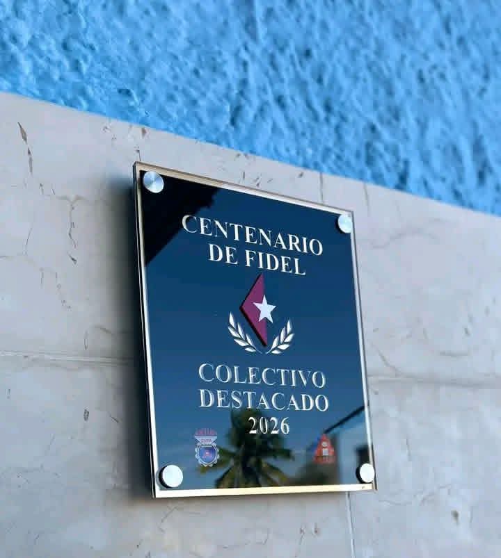 💯🇨🇺 Recibe la Empresa de Bebidas y Refrescos de #CiegodeAvila, la Placa Centenario de #Fidel, otorgada por el Ministerio de la Industria Alimentaria y el Sindicato de Trabajadores de la Industria Alimentaria y la Pesca. 

#LatirAvileño #PorCubaJuntosCreamos <a href="/rocdecubano/">Roberto Carlos</a>