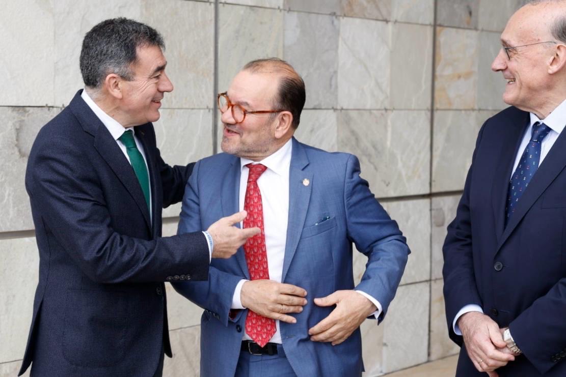 RomanLalin's tweet photo. Hoxe despídese unha das persoas coas que seguramente máis falei nos últimos tempos

Antonio López remata unha frutífera etapa como reitor da USC. O meu recoñecemento ao seu labor e a miña gratitude por atopar sempre nel un interlocutor con quen buscar o mellor para a Universidade https://t.co/PCUTUjwbmE