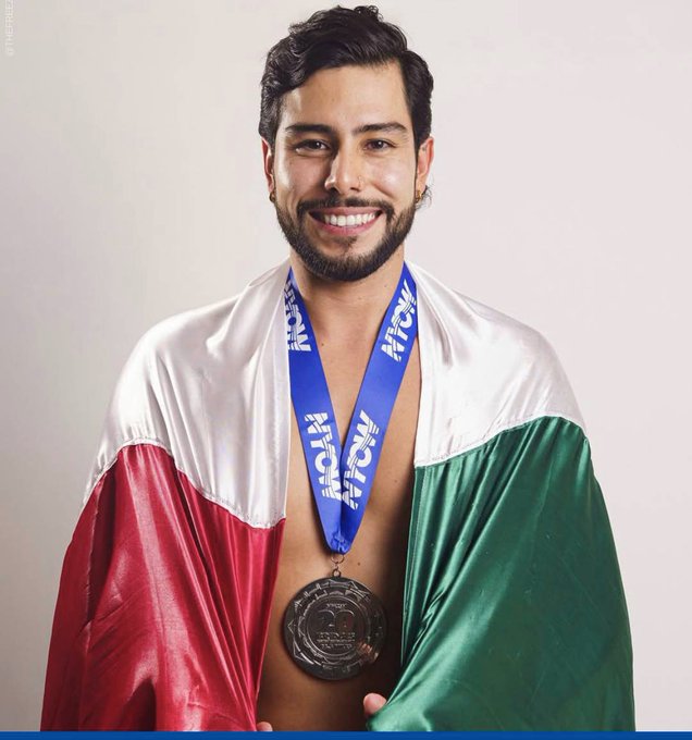 1M_noticias's tweet image. #RécordNacional David Olvera se rifó una brutalidad física: 85 kilómetros en mar abierto entre Cozumel y Cancún.

Estuvo casi 17 horas braceando contra la corriente en una proeza que ya es récord nacional.

Sí hubo sufrimiento, sí hubo gloria y sí hubo un logro histórico...