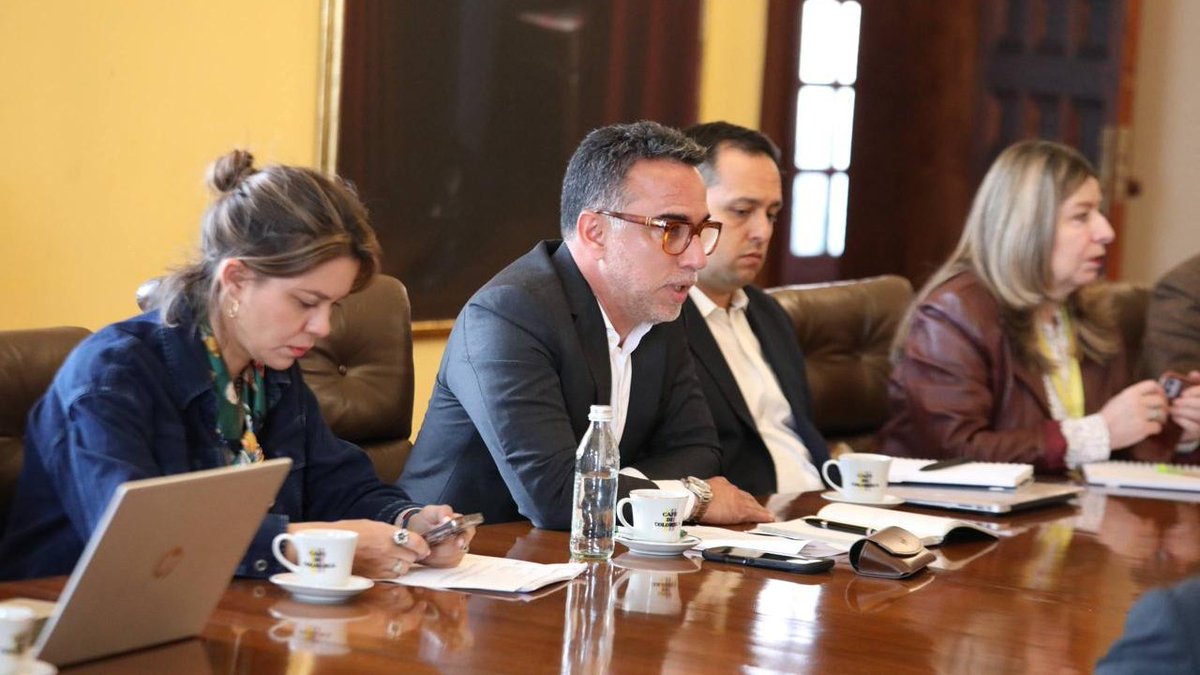 PGN_COL's tweet photo. #AEstaHora la @PGN_COL realiza inspección a los sistemas informáticos de la Cancillería y a la plataforma Sitac, para establecer las causas del colapso generado en la expedición y entrega de pasaportes tanto en Colombia como en los consulados en el exterior. Se busca recaudar información que permita determinar la situación actual del servicio y la posible amenaza  cibernética denunciada por la Cancillería.