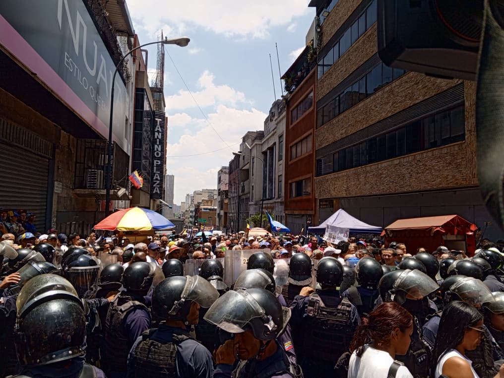 ReporteYa's tweet image. #9Abr #Caracas #Marcha #SalariosDignos
Al menos 8 piquetes de la PNB fueron desplegados este jueves para impedir que la movilización de trabajadores y pensionados llegara a su destino.

Las autoridades insisten en obstaculizar la libre expresión y el derecho de reunión pacífica