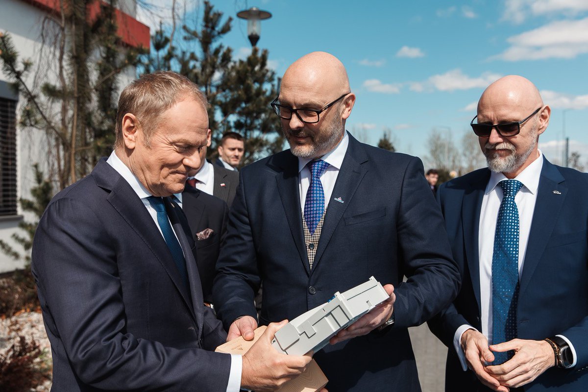 Grupa_Enea's tweet photo. ✅ Kilkaset tys. inteligentnych liczników, polski projekt, dobre foto. Czy tyle wystarczy, by podzielić się wieściami nt. naszego wspólnego zaangażowania w budowę 🇵🇱 #LocalContent? 😉 Łapcie krótką fotorelację z wydarzenia, którego - wspólnie z #Apator'em - byliśmy gospodarzem.

📝 O inauguracji strategicznego projektu @MAPGOVPL  pn. "Local Content. Z korzyścią dla Polski", w którym wzięli udział premier @donaldtusk i minister @wbalczun, przeczytacie w komunikacie #EneaNews ➡️ https://t.co/tViqSv0Yzd

🤝 Dziękujemy wszystkim uczestnikom dzisiejszego eventu. Wspólnie budujemy krajowe łańcuchy dostaw, kluczowe dla inwestycji będących częścią #TransformacjaEnei, w ramach wdrażania ambitnej #StrategiaEnei 💪

📸 Fot. Krystian Maj, KPRM