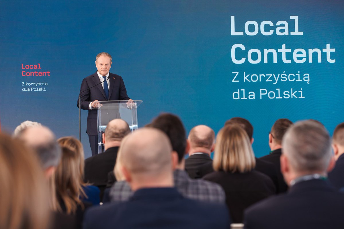 Grupa_Enea's tweet photo. ✅ Kilkaset tys. inteligentnych liczników, polski projekt, dobre foto. Czy tyle wystarczy, by podzielić się wieściami nt. naszego wspólnego zaangażowania w budowę 🇵🇱 #LocalContent? 😉 Łapcie krótką fotorelację z wydarzenia, którego - wspólnie z #Apator'em - byliśmy gospodarzem.

📝 O inauguracji strategicznego projektu @MAPGOVPL  pn. "Local Content. Z korzyścią dla Polski", w którym wzięli udział premier @donaldtusk i minister @wbalczun, przeczytacie w komunikacie #EneaNews ➡️ https://t.co/tViqSv0Yzd

🤝 Dziękujemy wszystkim uczestnikom dzisiejszego eventu. Wspólnie budujemy krajowe łańcuchy dostaw, kluczowe dla inwestycji będących częścią #TransformacjaEnei, w ramach wdrażania ambitnej #StrategiaEnei 💪

📸 Fot. Krystian Maj, KPRM