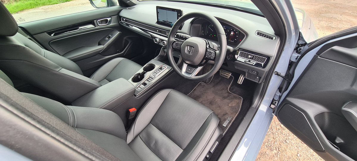 MttRbnsn's tweet image. So, back from sunny Spain and while I'm not technically at work yet, the press-car test rota rumbled back into action today as this revised @HondaUKPR #Civic #eHEV in top-grade #Advance specification arrived, at £39,295 as tested.

One of these pics was taken by The Boy - which?
