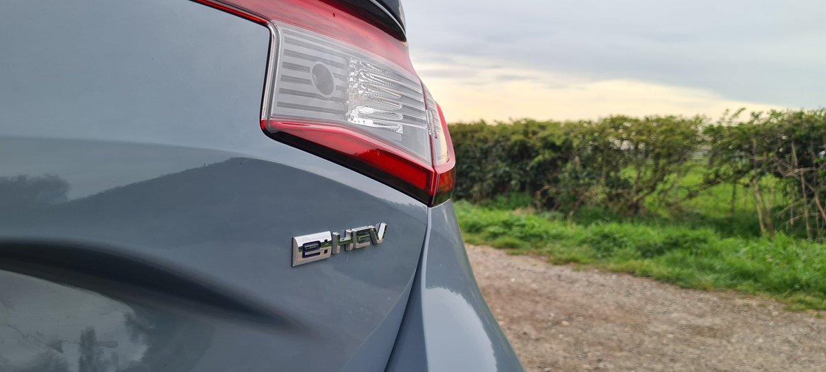 MttRbnsn's tweet image. So, back from sunny Spain and while I'm not technically at work yet, the press-car test rota rumbled back into action today as this revised @HondaUKPR #Civic #eHEV in top-grade #Advance specification arrived, at £39,295 as tested.

One of these pics was taken by The Boy - which?