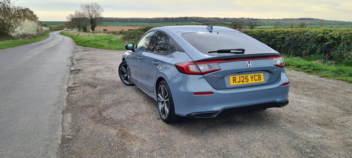 MttRbnsn's tweet image. So, back from sunny Spain and while I'm not technically at work yet, the press-car test rota rumbled back into action today as this revised @HondaUKPR #Civic #eHEV in top-grade #Advance specification arrived, at £39,295 as tested.

One of these pics was taken by The Boy - which?