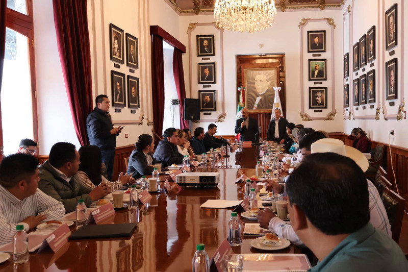 Alcaldes se reúnen con el secretario de gobierno <a href="/ahuedricardo/">Ricardo Ahued Bardahuil</a>  referentemx.com/nota.php?id=16…