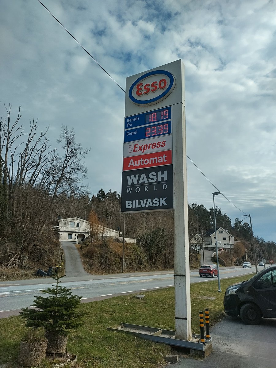 yvindBakke1's tweet photo. Diesel 23.39
Avgiftsfri diesel 26.53

Altså jeg skjønner ikke verden lenger https://t.co/zHvLuspgQT