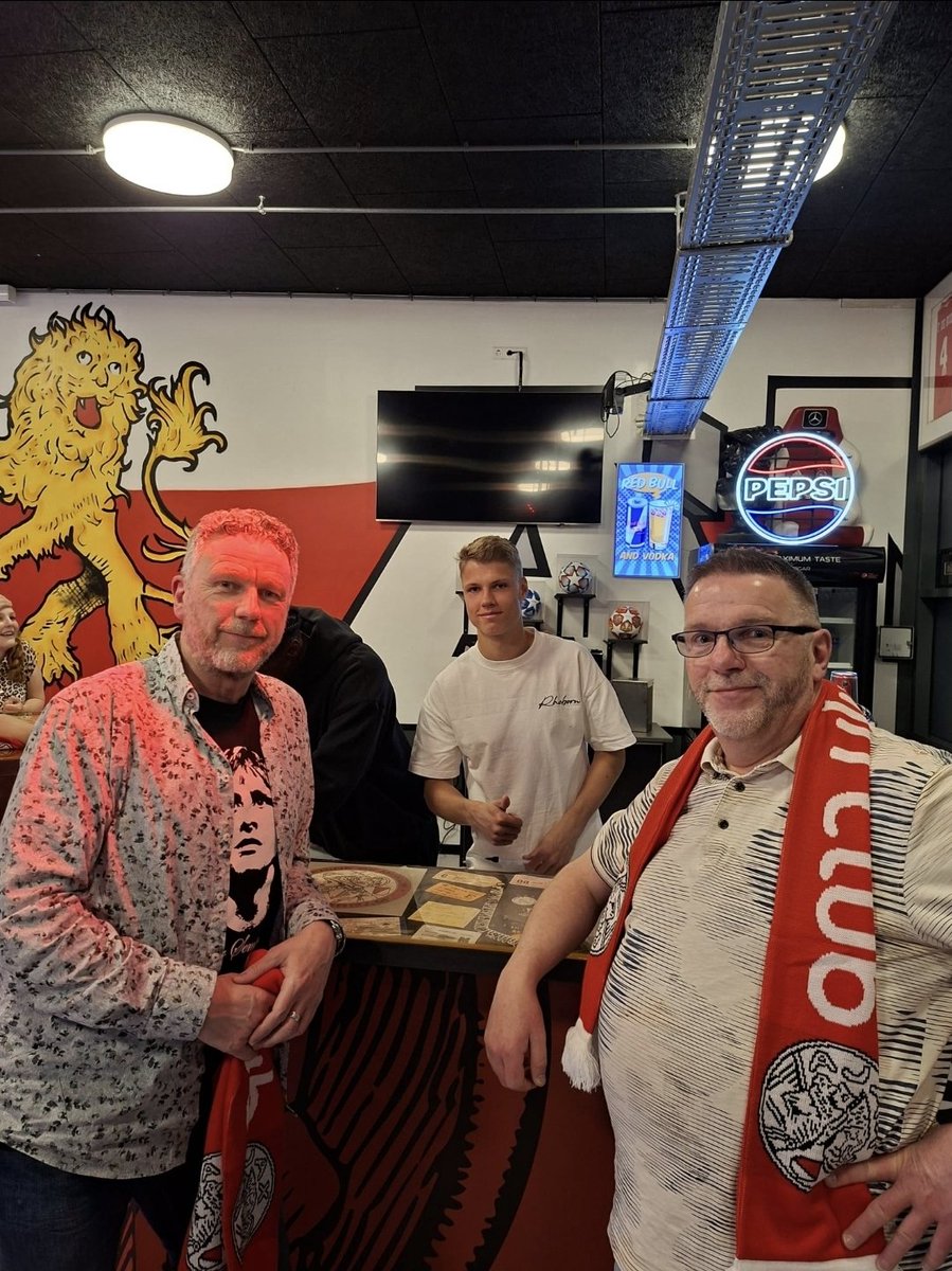 Avondje Cafè Ajax Life met o.a. <a href="/DeLibero4/">DeLibero</a>. De quiz zit er op. Tijd voor een fotomomentje met Amber Visscher, Sean Steur en Paul Reverson. Zo nog de uitslag!