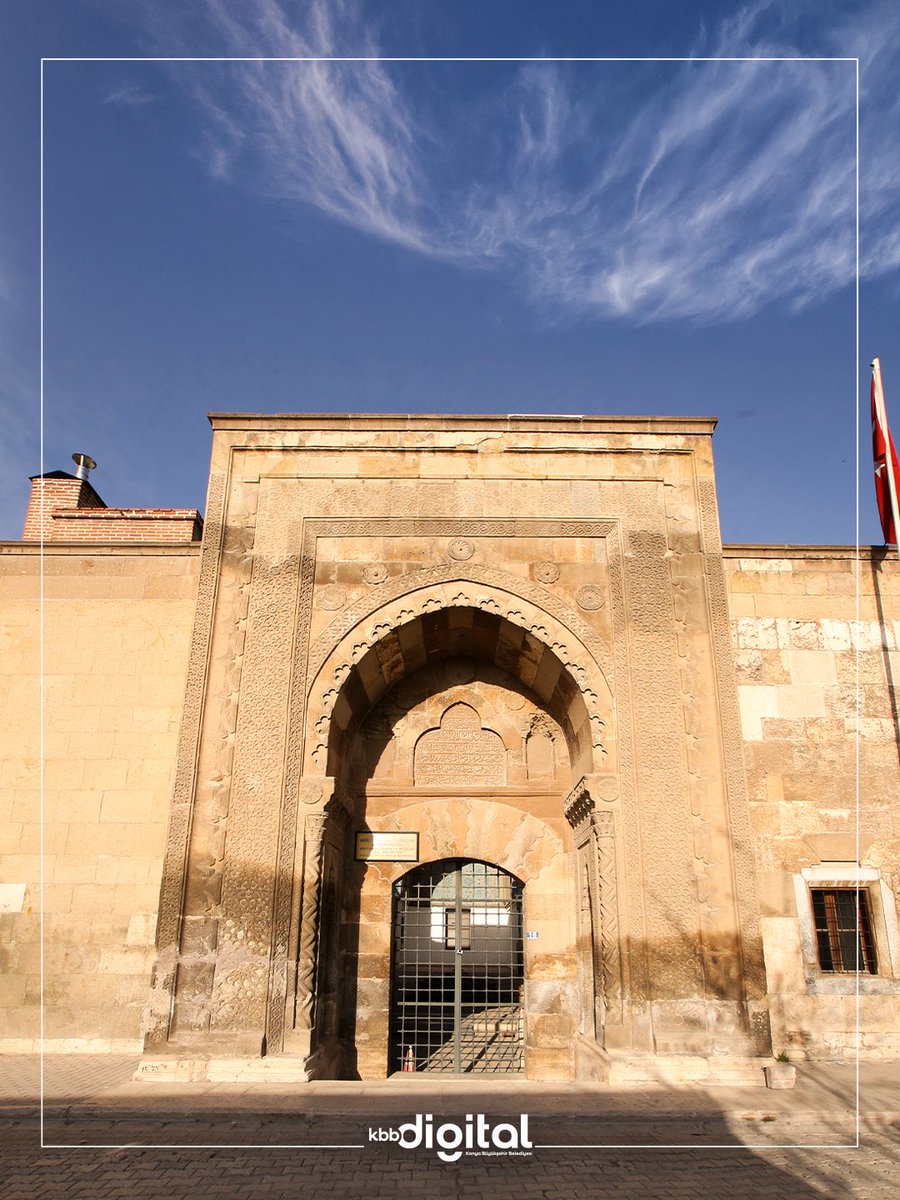 🕌 Sırçalı Yavruağzı | Sırçalı Medrese

🎞️ 13. yüzyılda Selçuklu döneminde inşa edilen Sırçalı Medrese, adını çini süslemelerinde kullanılan “sır” tekniğinden alır ve Konya’nın en özgün yapılarından biri olarak öne çıkar.