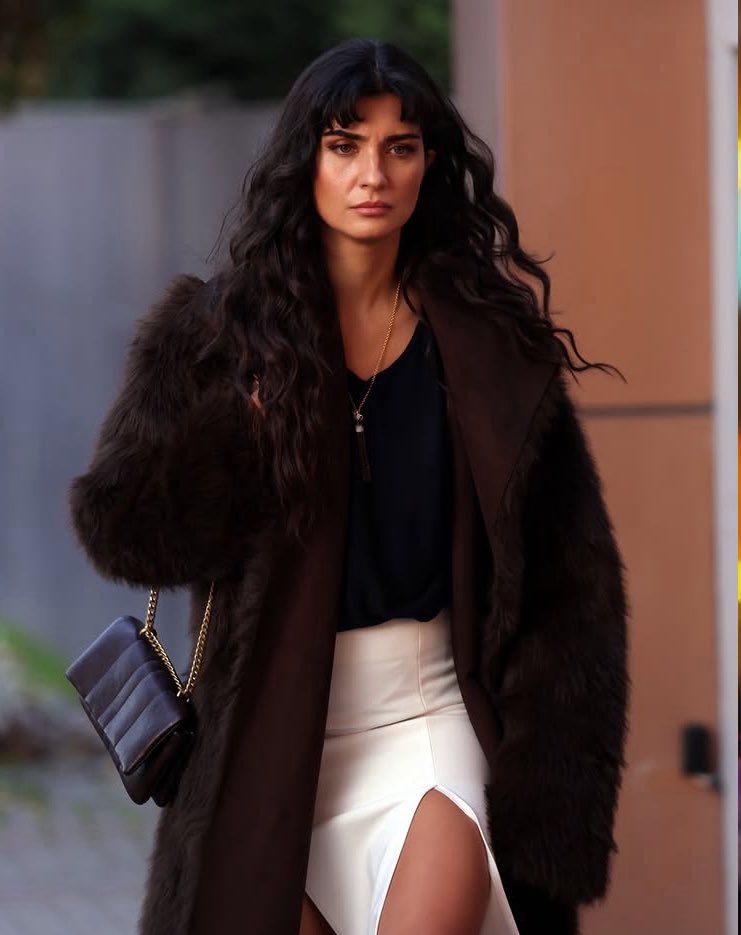 Once upon a time in Istanbul… 🌟🪩 In just days, Meral, captivating and dazzling, portrayed by the extraordinary Tubis, will finally meet her audience. 🔜🤩
#TubaBüyüküstün #Meral #Sultana