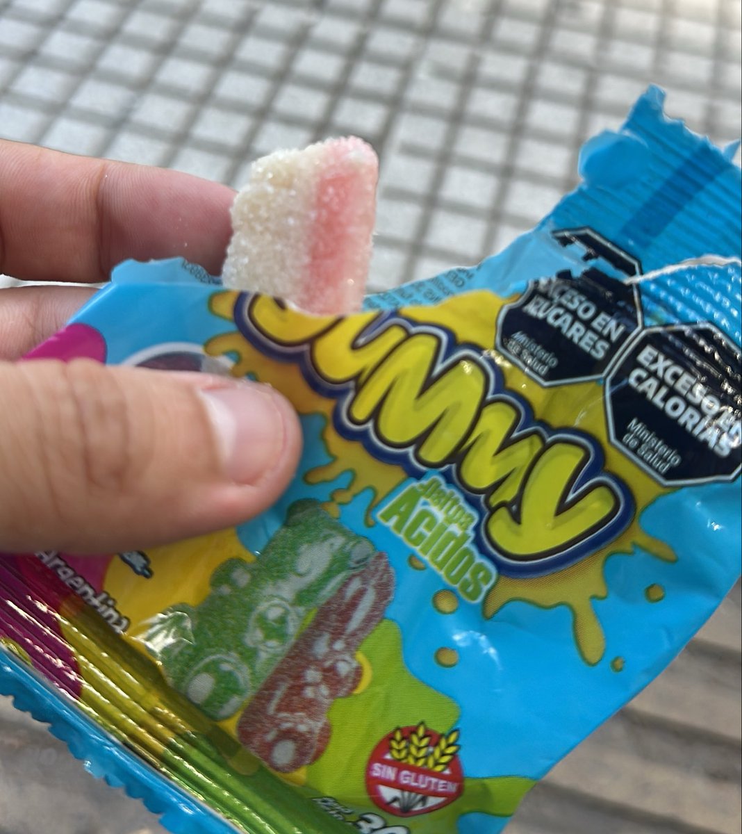 Se les cayó un dientito en la máquina de ositos ácidos. Es por acá yummyarg que no tienen twitter