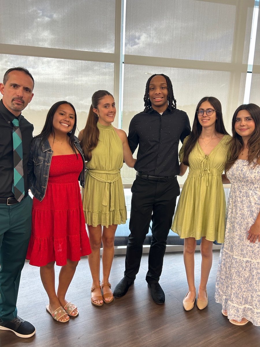 hcps_espanol's tweet photo. ¡Felicitaciones a los 81 estudiantes que fueron honrados en la ceremonia de la sociedad de honores en español! La ceremonia fue en @HCPSNewsomeHS . https://t.co/qfEAwekIvj