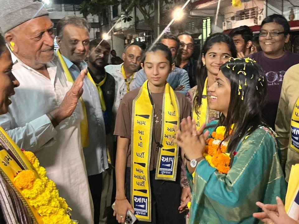 Payalpatelaap's tweet photo. आज मत क्षेत्र वार्ड-16 में अलग-अलग सोसायटियों में डोर-टू-डोर जनसंपर्क किया! हमेशा क्षेत्र के लोगों से मुझे प्यार और सहयोग मिलता आया है,जो मुझे हर मोर्चे पर लड़ने की ताकत देता है। 26 तारीख को लोग फिर से झाड़ू का बटन दबाकर आम आदमी पार्टी के उम्मीदवारोंको जिताने के लिए उत्साहित हैं। https://t.co/9mswqfJ7Bi