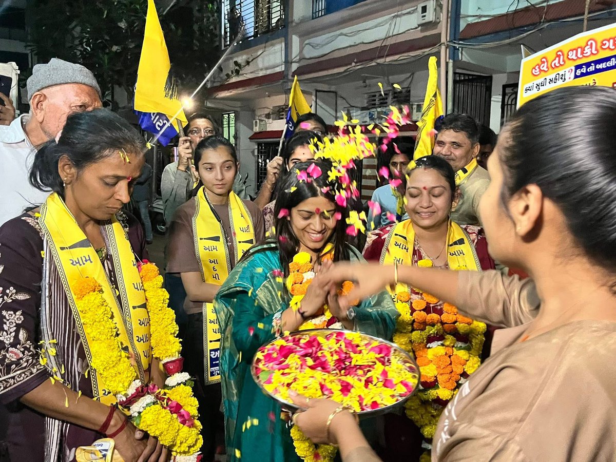 Payalpatelaap's tweet photo. आज मत क्षेत्र वार्ड-16 में अलग-अलग सोसायटियों में डोर-टू-डोर जनसंपर्क किया! हमेशा क्षेत्र के लोगों से मुझे प्यार और सहयोग मिलता आया है,जो मुझे हर मोर्चे पर लड़ने की ताकत देता है। 26 तारीख को लोग फिर से झाड़ू का बटन दबाकर आम आदमी पार्टी के उम्मीदवारोंको जिताने के लिए उत्साहित हैं। https://t.co/9mswqfJ7Bi