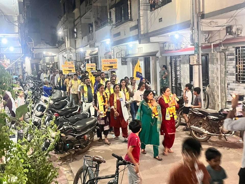 Payalpatelaap's tweet photo. आज मत क्षेत्र वार्ड-16 में अलग-अलग सोसायटियों में डोर-टू-डोर जनसंपर्क किया! हमेशा क्षेत्र के लोगों से मुझे प्यार और सहयोग मिलता आया है,जो मुझे हर मोर्चे पर लड़ने की ताकत देता है। 26 तारीख को लोग फिर से झाड़ू का बटन दबाकर आम आदमी पार्टी के उम्मीदवारोंको जिताने के लिए उत्साहित हैं। https://t.co/9mswqfJ7Bi