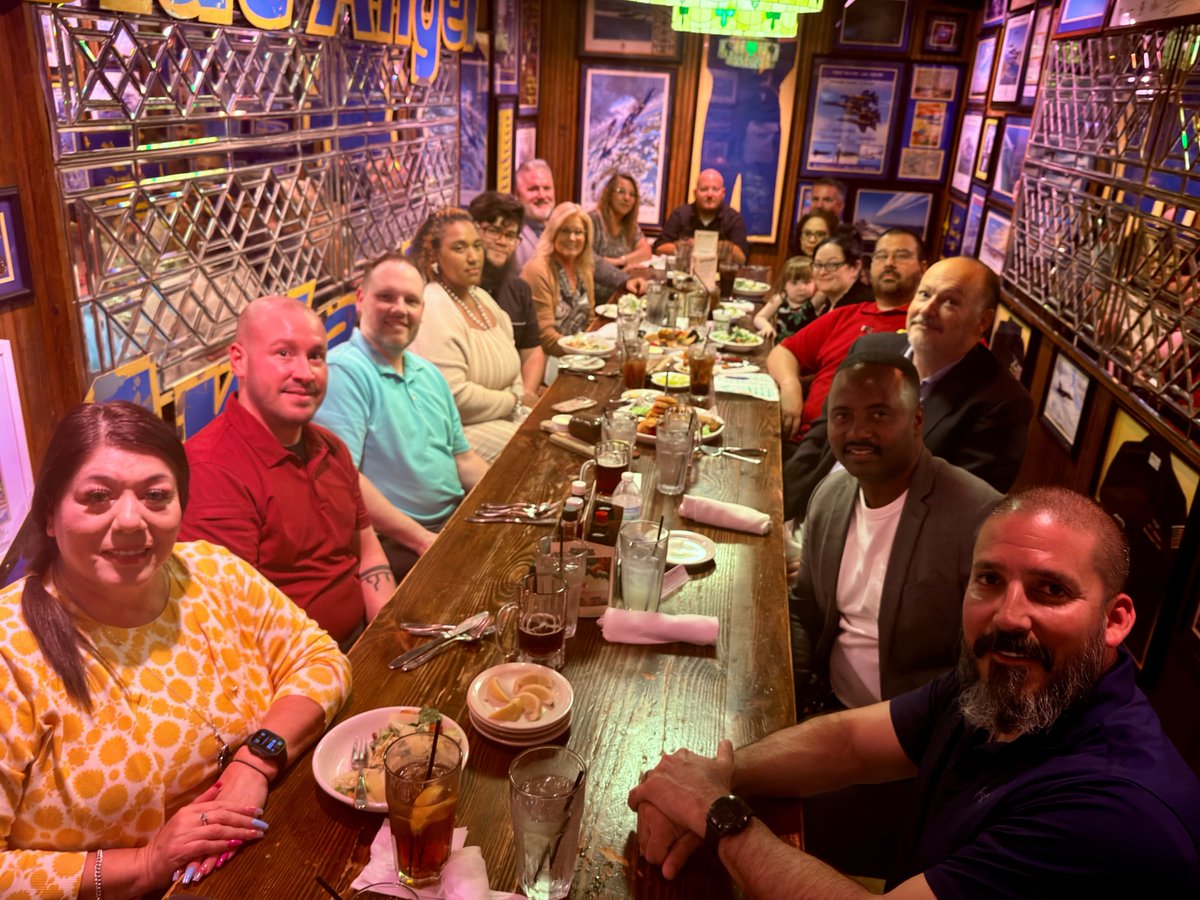 ATRecycle's tweet photo. Another great night at our Managers Summit as the entire management team came together for an incredible dinner at the world-famous McGuire’s Irish Pub in Pensacola.
It was the perfect setting to relax, connect, share stories!
hashtag#ManagersSummit hashtag#TeamBuilding hashtag https://t.co/jU8GPkKDba