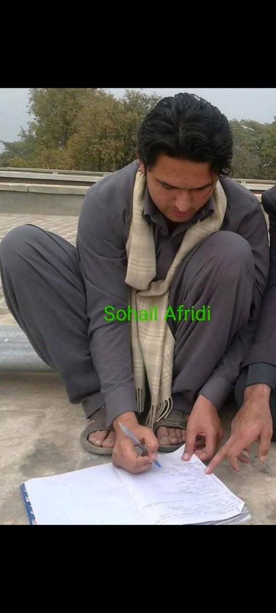 SarahAliAl13126's tweet photo. زمین سے اٹھا کر تخت پر بٹھایا اس شخص کو اور یہ زمین کا کیڑا ہی رہا ۔ حثیت نہیں تھی اتنی بڑے عہدے کی۔ https://t.co/oyzytJNDVI