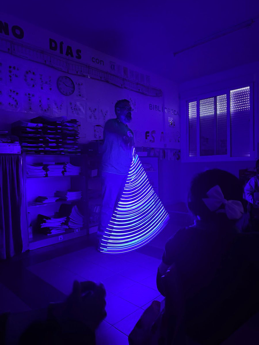 lobo_tic's tweet photo. De propina, unas fotos explicando lo que vamos a hacer con una tira de leds
#ProgrAmARTE #Arte #CodigoEscuela4_0 https://t.co/MANCWRgYzZ