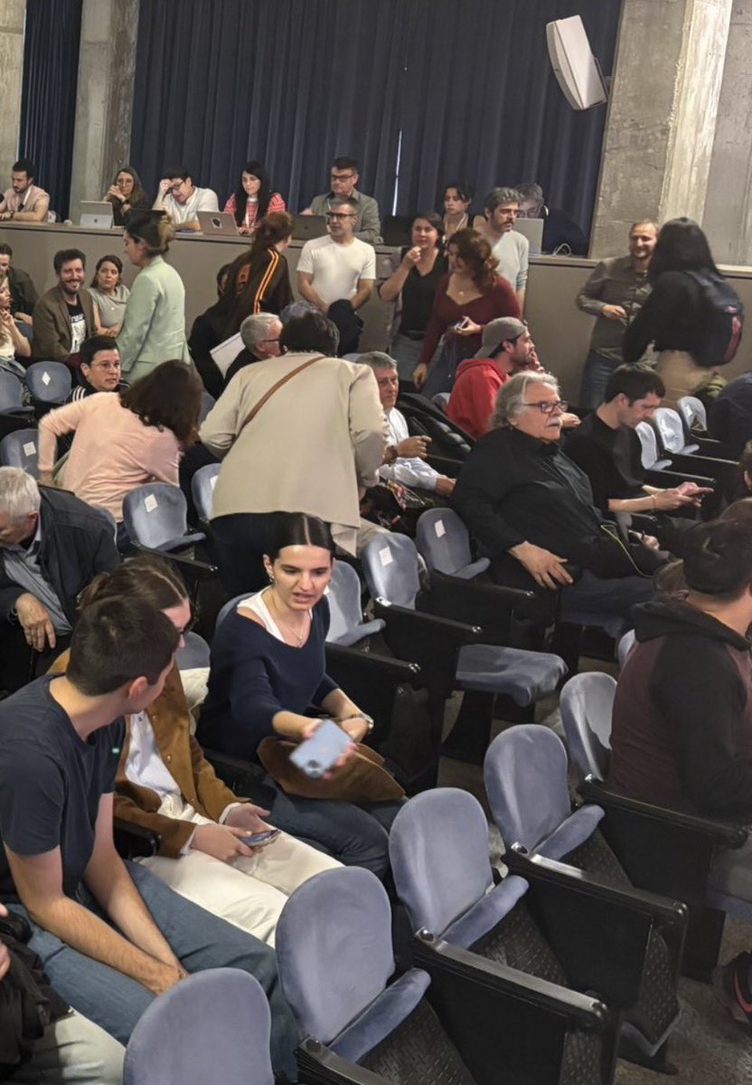 <a href="/jcorbalan/">ᴊᴏʀᴅɪ ᴄᴏʀʙᴀʟᴀɴ</a> Aquest gest del Tardà, és el gest internacional del tirar-se una gansa…