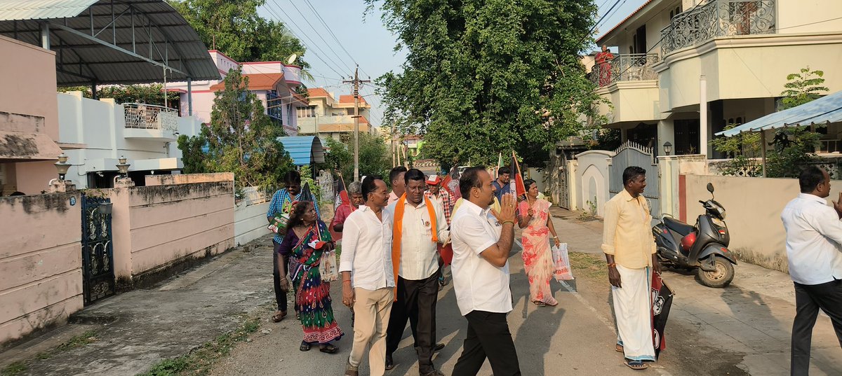 VenkatAdmkTry's tweet photo. #ஏர்போர்ட்_வடக்கு_பகுதி_கழகம் 
வார்டு 47A-ல் தீவிர வாக்கு சேகரிப்பு.
-------------------------------------
மாண்புமிகு கழக பொதுச்செயலாளர்  சட்டமன்ற எதிர்க்கட்சி தலைவர், முன்னாள் மற்றும் வருங்கால முதல்வர் அண்ணன் #புரட்சித்தமிழர்_எடப்பாடியார் அவர்களின் ஆணைக்கிணங்க...

மாநகர் மாவட்ட கழக செயலாளர், முன்னாள் துணை மேயர் அண்ணன் #திரு_ஜெ_சீனிவாசன் B.A., அவர்களின் அறிவுறுத்தலின்படி....

இதயதெய்வங்கள் 
#புரட்சித்தலைவர்_எம்ஜிஆர் 
#புரட்சித்தலைவி_அம்மா மற்றும் 
#புரட்சித்தமிழர்_எடப்பாடியார் அவர்களின் ஆசி பெற்ற நமது வெற்றி வேட்பாளர்  
#திரு_G_ராஜசேகரன்_BE அவர்களுக்கு,

ஏர்போர்ட் வடக்கு பகுதி
கழகம் சார்பில்... 
இன்று காலை 7.00 மணயளவில்

வட்டகழக செயலாளர்கள் 
திரு. P. கொட்டப்பட்டு பாலா,
திரு. P.செல்லப்பா 
மற்றும் நிர்வாகிகளுடன் இணைந்து
47A வார்டுக்கு உட்பட்ட பகுதிகளில் வீடு வீடாக சென்று ,

"கழக தேர்தல் வாக்குறுதிகள்" அடங்கிய துண்டு பிரசுரங்கள் வழங்கி 🌱  #இரட்டை_இலை சின்னத்திற்கு வாக்கு சேகரித்தோம்..
-------------------------------------
#ADMK_TRY #EPSfor2026 
@AIADMKOfficial @AIADMKITWINGOFL @EPSTamilNadu @srinivasan_js @satyenaiadmk @runmanirun
