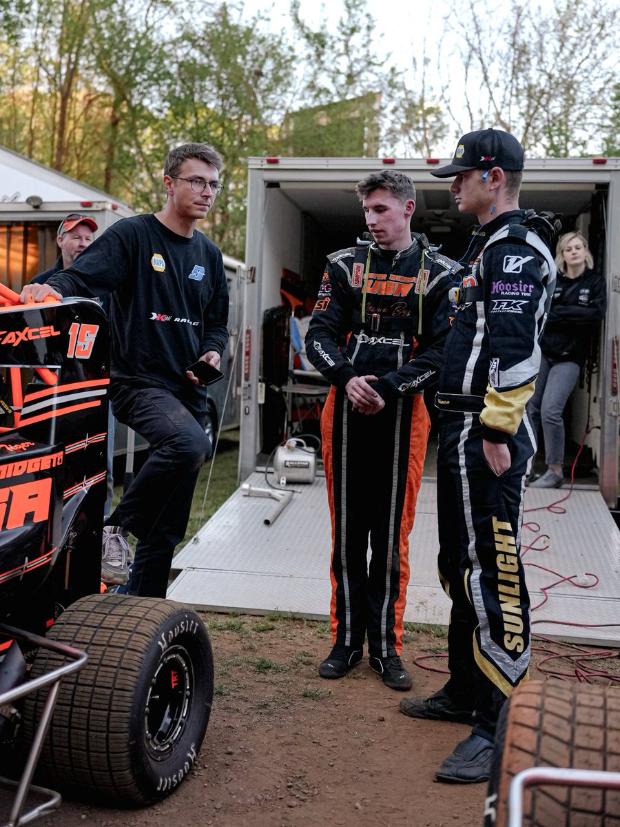 KKRdirt's tweet image. Roles were reversed last night at the ‘Bridge. 🤠 #Teamwork #KKR