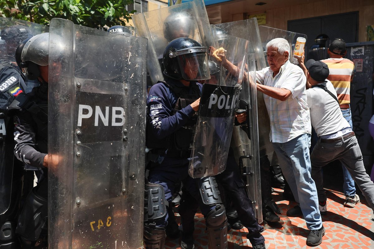 ReporteYa's tweet image. #9Abr #Caracas #Marcha #SalariosDignos
PNB bloqueó marcha de trabajadores que se dirigía a Miraflores: los manifestantes exigían aumento de sueldos - @AlbertoRodNews