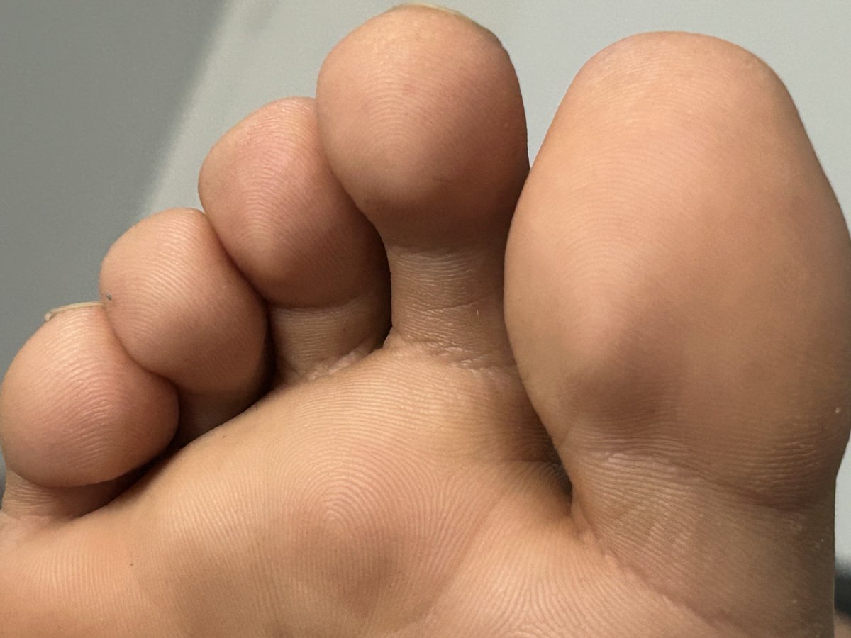 FeetLover tweet media