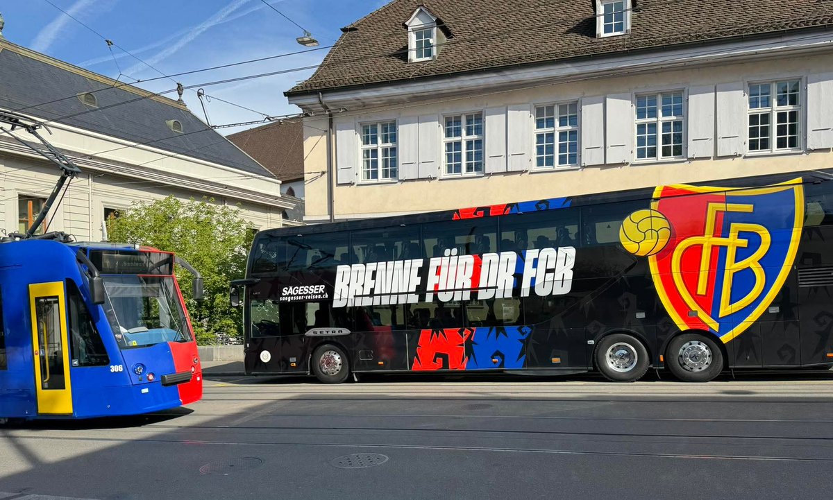 JoggelusWil's tweet photo. Wenn du merkst, dass das eine Fahrzeug brav um die Baustelle herumfährt, während das andere die Baustelle herumfährt #rotblaulive @BVB_BaselStadt https://t.co/vRKzO5V66I