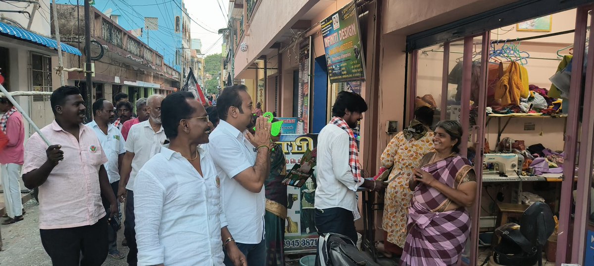 VenkatAdmkTry's tweet photo. #ஏர்போர்ட்_வடக்கு_பகுதி_கழகம் 
வார்டு 48A-ல் தீவிர வாக்கு சேகரிப்பு.
-------------------------------------
மாண்புமிகு கழக பொதுச்செயலாளர்  சட்டமன்ற எதிர்க்கட்சி தலைவர், முன்னாள் மற்றும் வருங்கால முதல்வர் அண்ணன் #புரட்சித்தமிழர்_எடப்பாடியார் அவர்களின் ஆணைக்கிணங்க...

மாநகர் மாவட்ட கழக செயலாளர், முன்னாள் துணை மேயர் அண்ணன் #திரு_ஜெ_சீனிவாசன் B.A., அவர்களின் அறிவுறுத்தலின்படி....

இதயதெய்வங்கள் 
#புரட்சித்தலைவர்_எம்ஜிஆர் 
#புரட்சித்தலைவி_அம்மா மற்றும் 
#புரட்சித்தமிழர்_எடப்பாடியார் அவர்களின் ஆசி பெற்ற நமது வெற்றி வேட்பாளர்  
#திரு_G_ராஜசேகரன்_BE அவர்களுக்கு,

ஏர்போர்ட் வடக்கு பகுதி
கழகம் சார்பில்... 
இன்று மாலை 5.30 மணயளவில்

வட்டகழக செயலாளர்கள் 
திரு. R. ராஜரத்தினம்,
திரு. P.செல்லப்பா 
திரு. P. கொட்டப்பட்டு பாலா
மற்றும் நிர்வாகிகளுடன் இணைந்து
48A வார்டுக்கு உட்பட்ட பகுதிகளில் வீடு வீடாக சென்று ,

"கழக தேர்தல் வாக்குறுதிகள்" அடங்கிய துண்டு பிரசுரங்கள் வழங்கி 🌱  #இரட்டை_இலை சின்னத்திற்கு வாக்கு சேகரித்தோம்..
------------------------------------
#ADMK_TRY #EPSfor2026
@AIADMKOfficial @AIADMKITWINGOFL @EPSTamilNadu @srinivasan_js @satyenaiadmk @runmanirun
