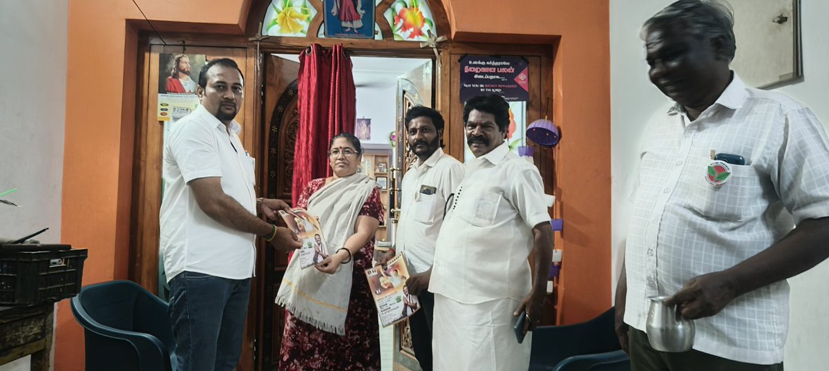 VenkatAdmkTry's tweet photo. #ஏர்போர்ட்_வடக்கு_பகுதி_கழகம் 
வார்டு 48A-ல் தீவிர வாக்கு சேகரிப்பு.
-------------------------------------
மாண்புமிகு கழக பொதுச்செயலாளர்  சட்டமன்ற எதிர்க்கட்சி தலைவர், முன்னாள் மற்றும் வருங்கால முதல்வர் அண்ணன் #புரட்சித்தமிழர்_எடப்பாடியார் அவர்களின் ஆணைக்கிணங்க...

மாநகர் மாவட்ட கழக செயலாளர், முன்னாள் துணை மேயர் அண்ணன் #திரு_ஜெ_சீனிவாசன் B.A., அவர்களின் அறிவுறுத்தலின்படி....

இதயதெய்வங்கள் 
#புரட்சித்தலைவர்_எம்ஜிஆர் 
#புரட்சித்தலைவி_அம்மா மற்றும் 
#புரட்சித்தமிழர்_எடப்பாடியார் அவர்களின் ஆசி பெற்ற நமது வெற்றி வேட்பாளர்  
#திரு_G_ராஜசேகரன்_BE அவர்களுக்கு,

ஏர்போர்ட் வடக்கு பகுதி
கழகம் சார்பில்... 
இன்று மாலை 5.30 மணயளவில்

வட்டகழக செயலாளர்கள் 
திரு. R. ராஜரத்தினம்,
திரு. P.செல்லப்பா 
திரு. P. கொட்டப்பட்டு பாலா
மற்றும் நிர்வாகிகளுடன் இணைந்து
48A வார்டுக்கு உட்பட்ட பகுதிகளில் வீடு வீடாக சென்று ,

"கழக தேர்தல் வாக்குறுதிகள்" அடங்கிய துண்டு பிரசுரங்கள் வழங்கி 🌱  #இரட்டை_இலை சின்னத்திற்கு வாக்கு சேகரித்தோம்..
------------------------------------
#ADMK_TRY #EPSfor2026
@AIADMKOfficial @AIADMKITWINGOFL @EPSTamilNadu @srinivasan_js @satyenaiadmk @runmanirun