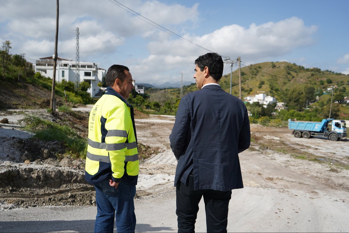 AytoCoin's tweet photo. 🏗️🚗 Trabajamos para habilitar más de 300 plazas de aparcamiento gratuitas en el centro.

✅ Inversión total: 3,2M€
✅ Mejora de movilidad: vial de doble sentido Colegio Carazony-Centro.
✅ Apertura gradual de zonas según avance la obra.

Finalización prevista: septiembre. 🗓️. https://t.co/qBzmMOxRvh