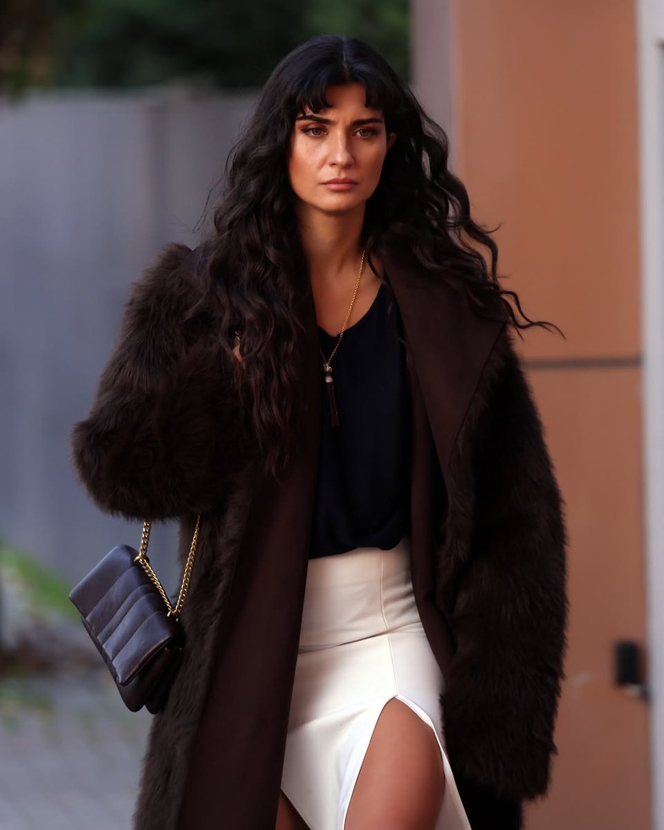 aytl_budak's tweet photo. Meral 🔥🔥🔥

Bir varmış bir yokmuş…

SULTANA 💥

#TubaBüyüküstün 
❣️👑
#Meral
#TurkishDelight
#Sultana 
@sultanafilm https://t.co/OSAepEvFl1