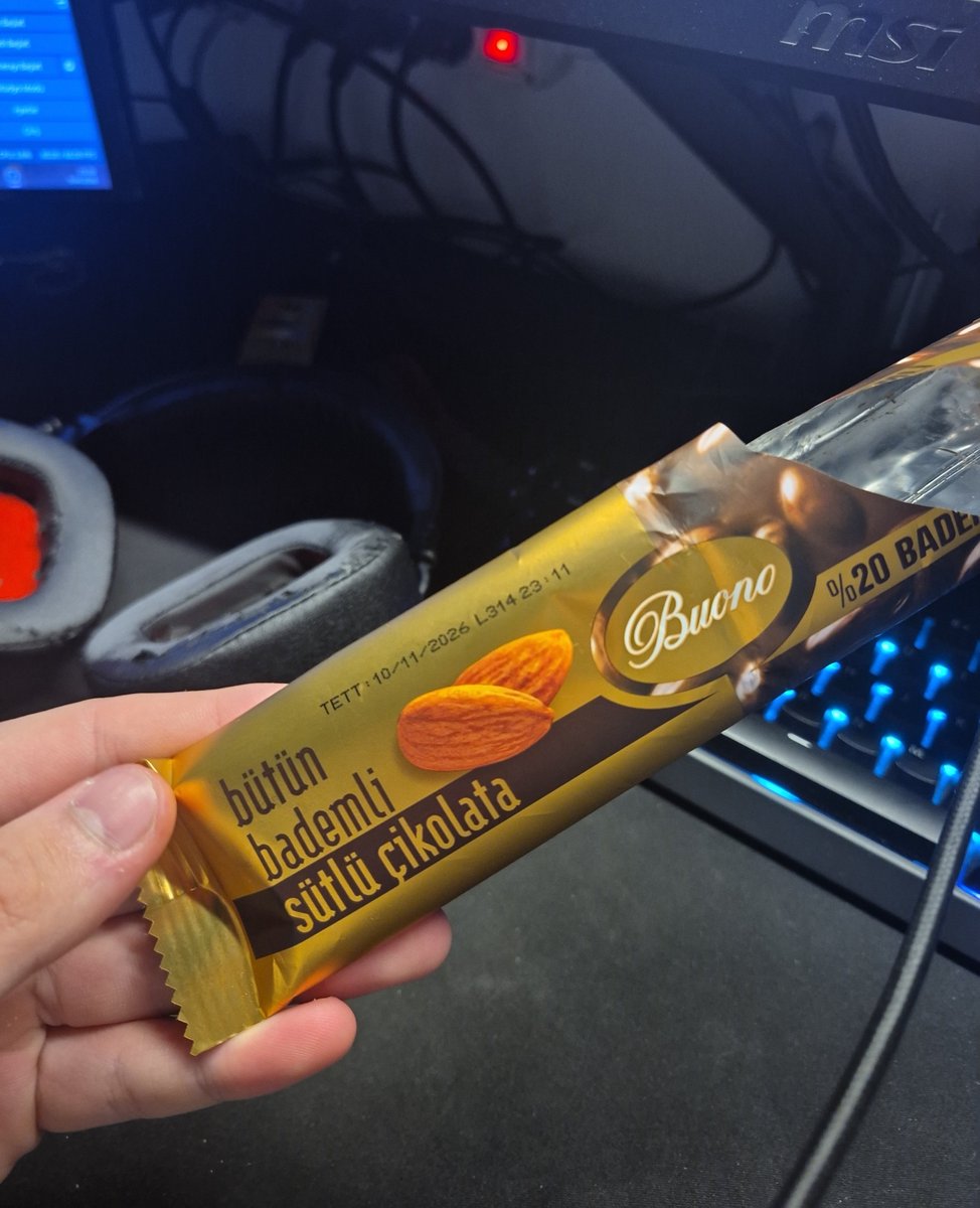 younesemr tweet media