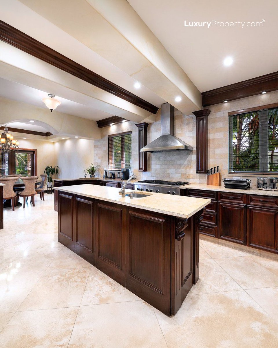 LuxuryProperty's tweet image. Bal Harbour waterfront villa with 9 bedrooms, stunning bay views, a private double lot, and direct beach access, an exclusive opportunity to create your dream estate.

Discover more: luxuryproperty.com/buy/9-bedroom-…

#LuxuryLiving #WaterfrontProperty #MiamiRealEstate  #CoastalLiving